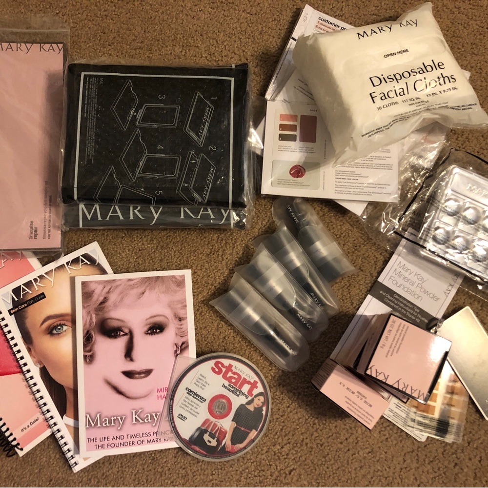 Contents of Mary Kay Consultant sales starter case